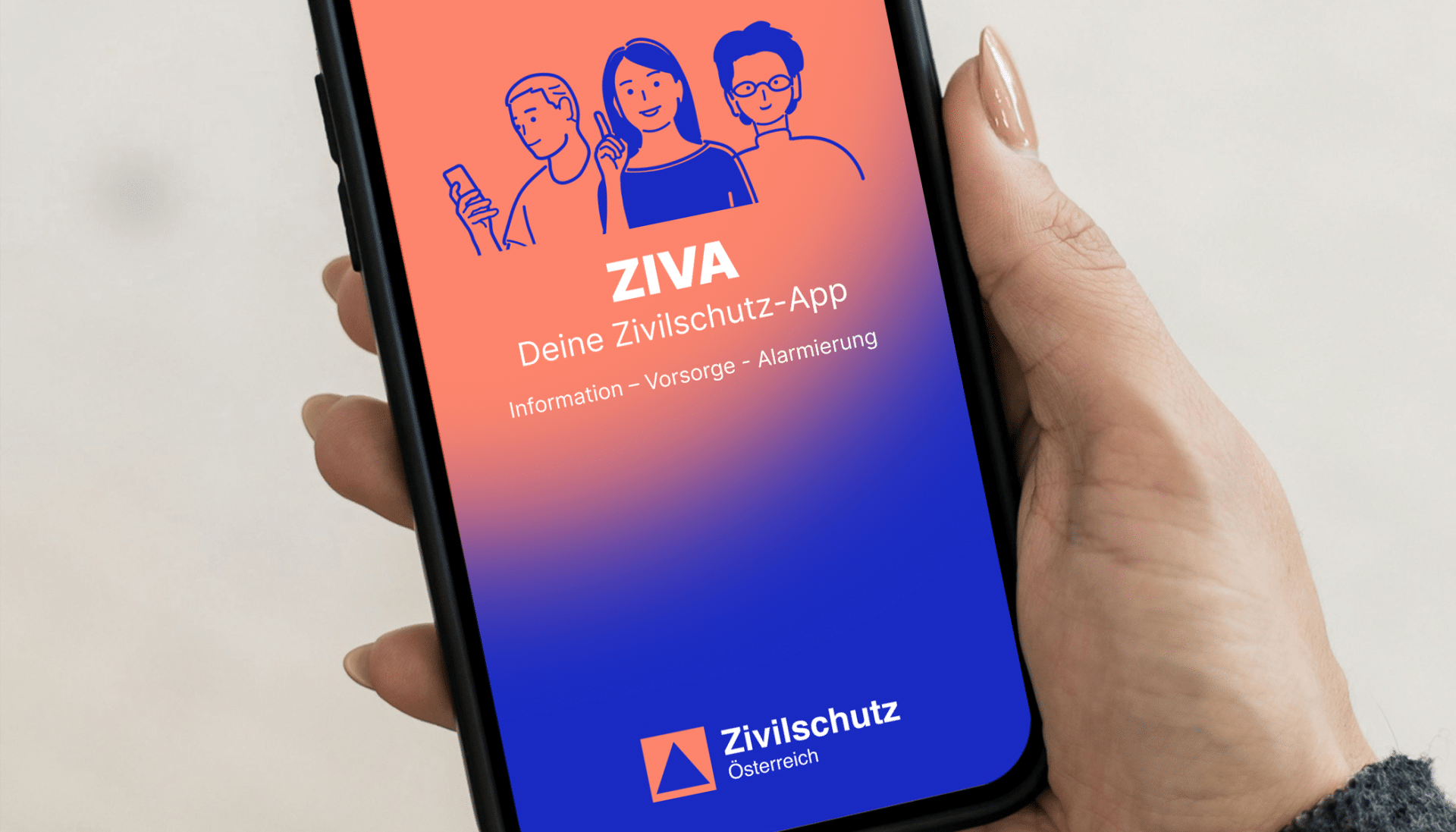Eine Hand hält ein Smartphone, auf dessen Bildschirm die ZIVA-Zivilschutz-App zu sehen ist, mit einer abgebildeten Personengruppe und einem deutschen Text zum Thema Zivilschutz.