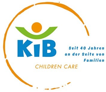 Das Logo von KiB Children Care mit einer abstrakten orange-grünen Figur und dem deutschen Text „Seit 40 Jahren an der Seite von Familien.“